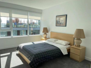 Close to airport new high rise aprt with2bd+2bath